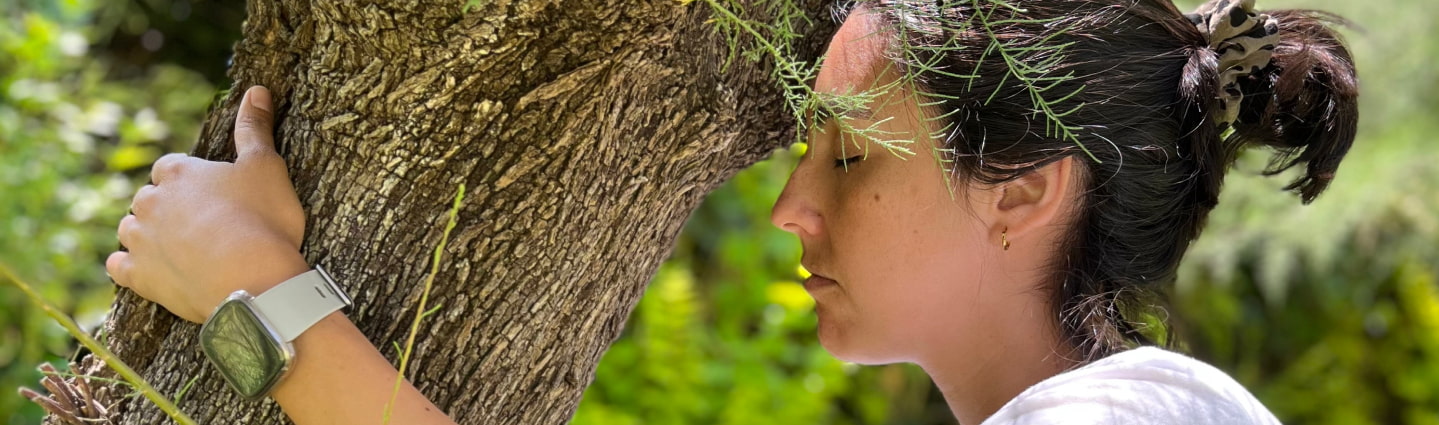 Persona abrazando un arbol