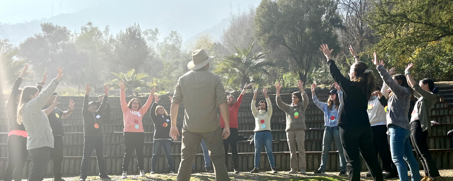 Personas en circuclo en actividades para fomentar el cuidado del medio ambiente