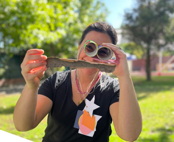 Mujer con binoculares en actividades para explorar el medio ambiente